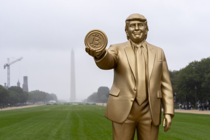 Socha prezident USA Donald Trump bitcoin stĺp obelisk monument
