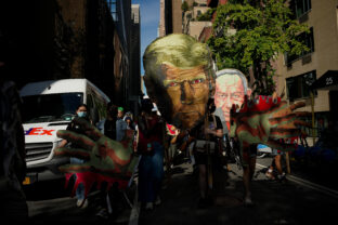ľudia protest Donald Trump