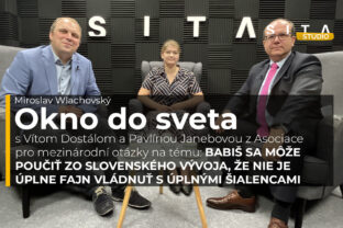 Miroslav Wlachovský v rozhovore s Vítom Dostálom a Pavlínou Janebovou z Asociace pro mezinárodní otázky v Štúdiu SITA počas natáčania video podcastu Okno do sveta