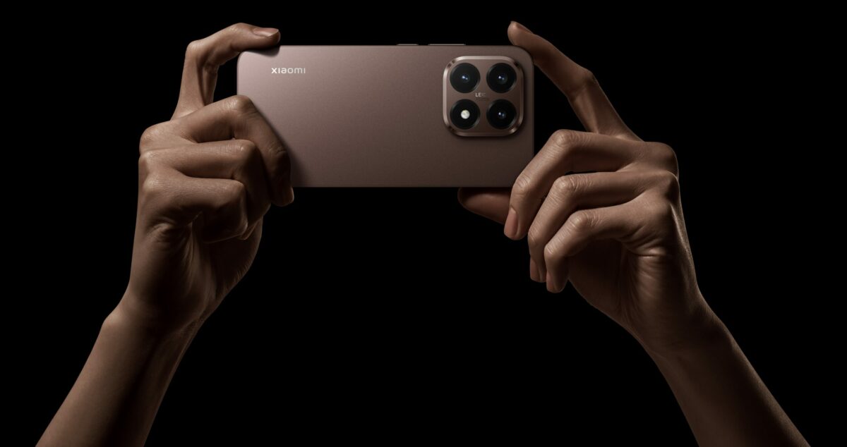 Xiaomi 15t handhold 02 rose gold r5.jpg