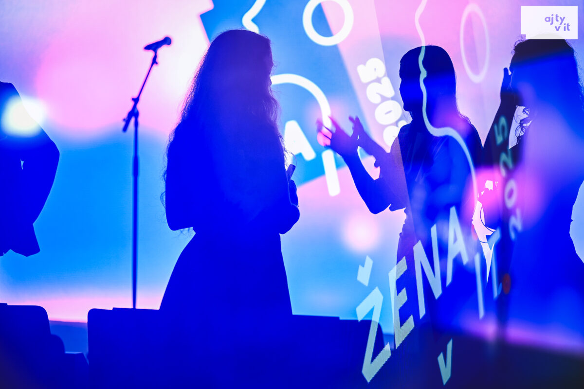 Zena_v_it_2025_23092025_martina_mlcuchova_v1_logo 1.jpg