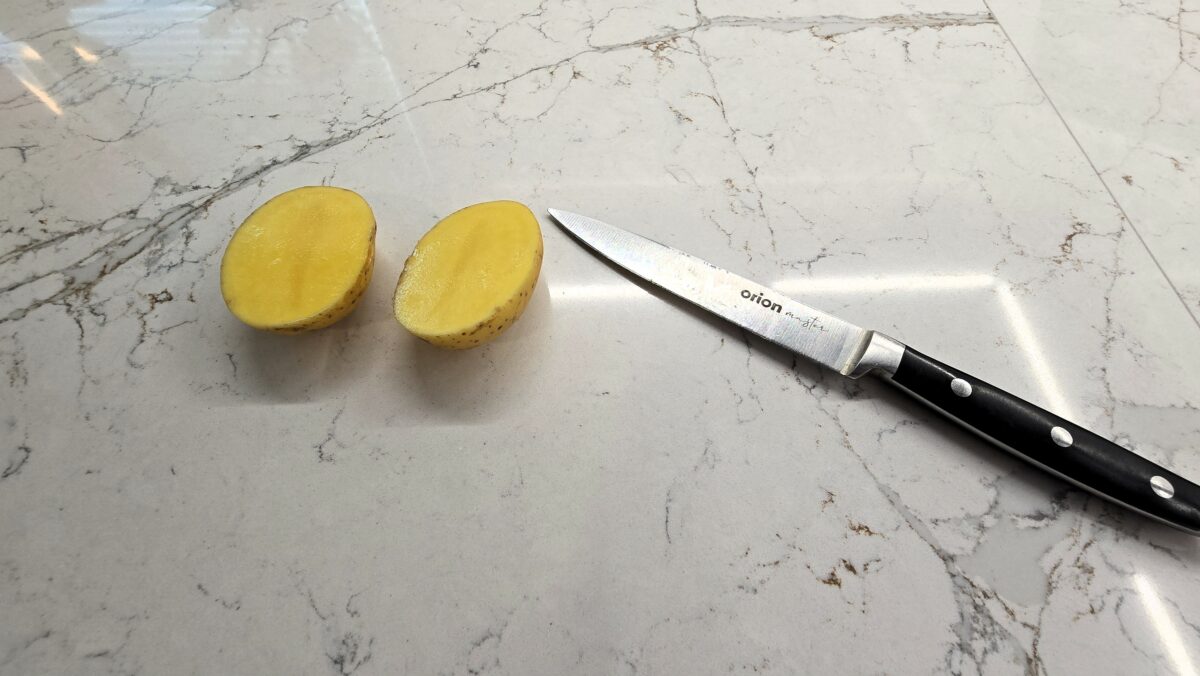 Rozrežte zemiak na polovicu