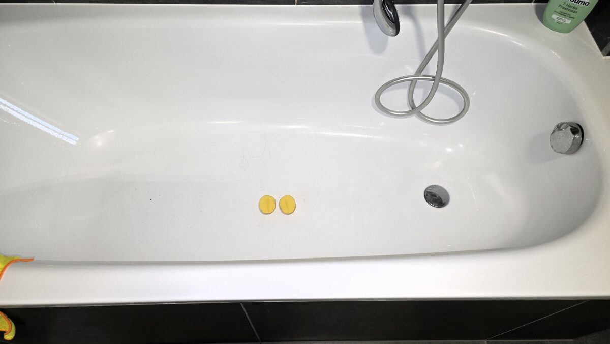 Rozrežte zemiak na polovicu a vložte ho do vane