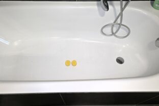 Rozrežte zemiak na polovicu a vložte ho do vane