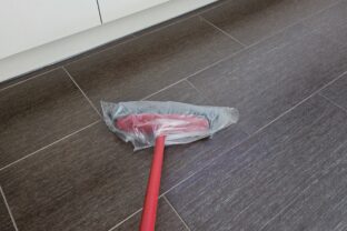 Metla s igelitovým sáčkom