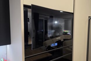 dvierka mikrovlnnej rúry pootvorené