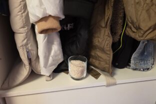 pohár ryže v skrini