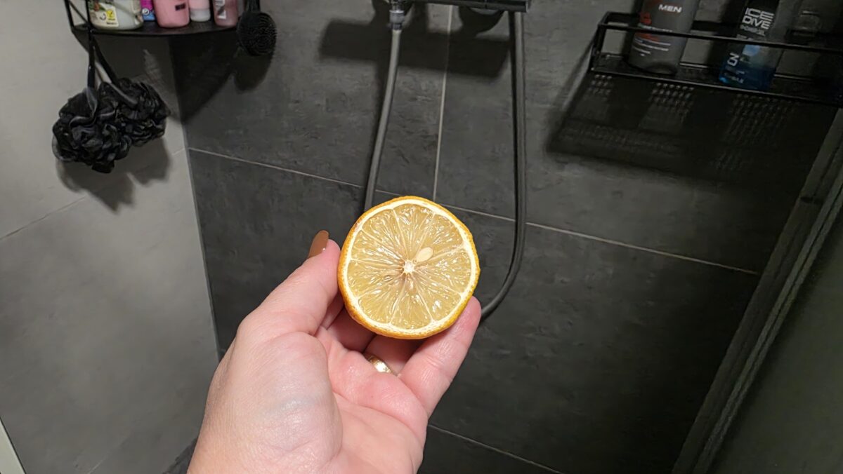 citrón na čistenie sprchy