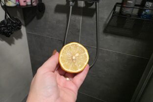 citrón na čistenie sprchy