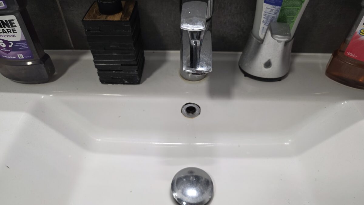 otvor pod vodovodnou batériou