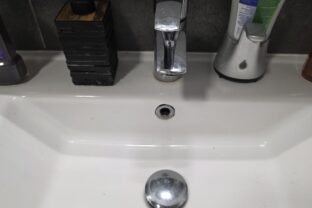 otvor pod vodovodnou batériou