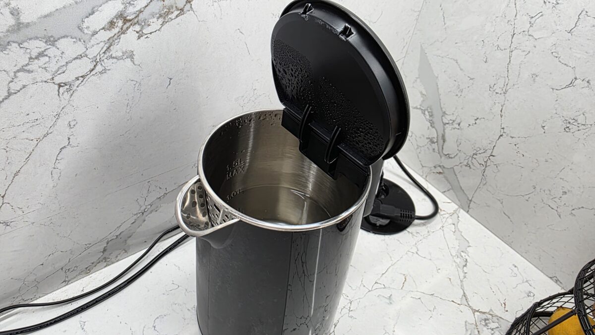 zohrievanie vody kanvicou