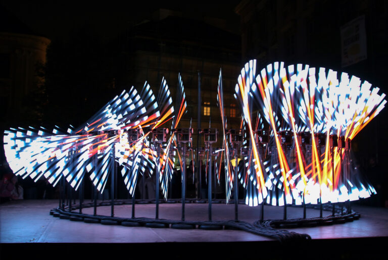 Kinetická svetelná inštalácia Flux festival umenie Biela noc
