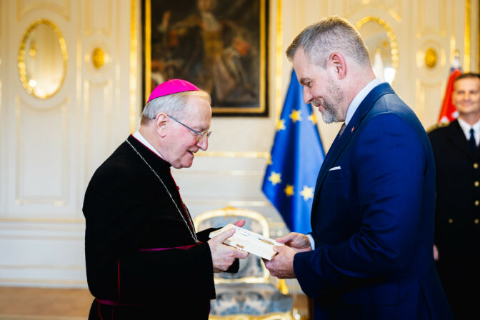 PREZIDENT: Prijal biskupa Františka Rábeka