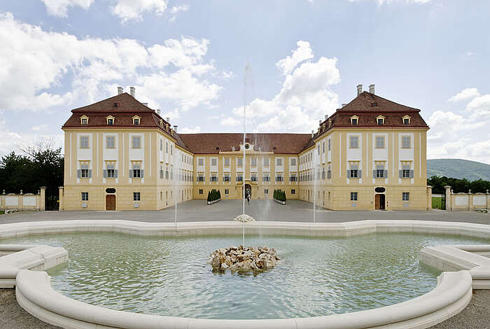 Csm_vorderansicht_schloss_hof_2010__c__hertha_hurnaus__schloss_hof__1__9c8922bb6e.jpg