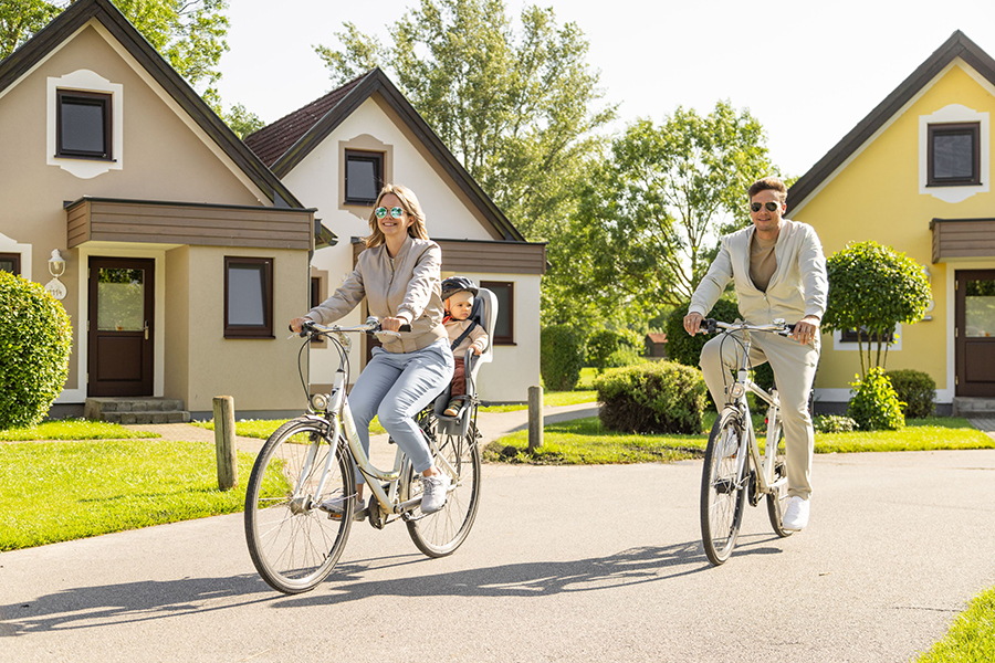 Familie fahrrad vor bungalows.jpg