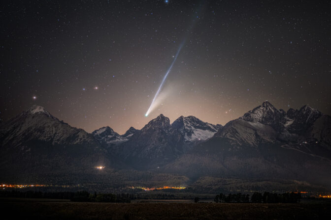 Fotografia slovenského astrofotografa Tomáša Slovinského, zachytáva kométu Lemmon nad štítmi Vysokých Tatier.