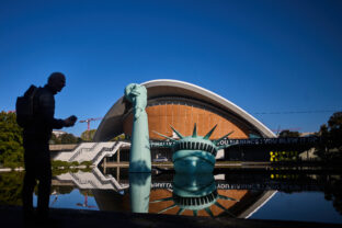 Socha slobody bazén múzeum Haus der Kulturen der Welt výstava Berlín Nemecko