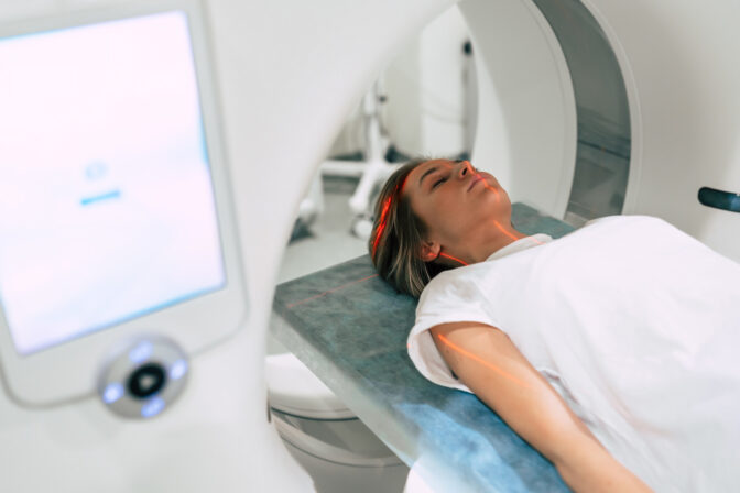 žena, MRI, magnetická rezonancia, skleróza multiplex