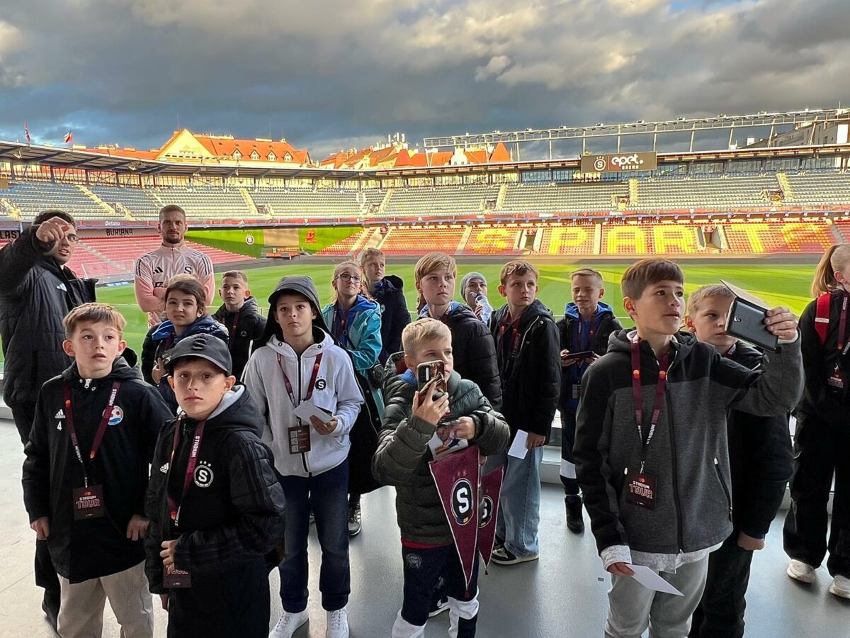 Hlavna cena_majstri slovenska 2025_mcd cup_ prehliadka stadiona s lukasom haraslinom.jpeg