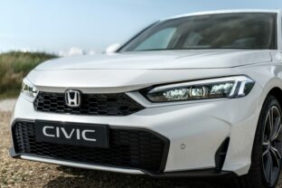 DYNAMIC EXTERIOR UPGRADE HEADLINES REFRESHED HONDA CIVIC e:HEV