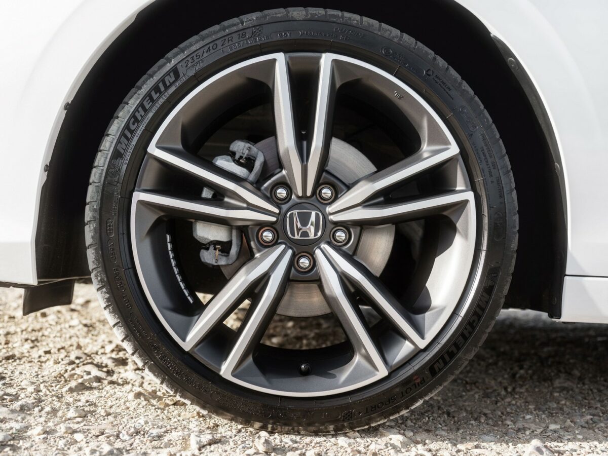 DYNAMIC EXTERIOR UPGRADE HEADLINES REFRESHED HONDA CIVIC e:HEV
