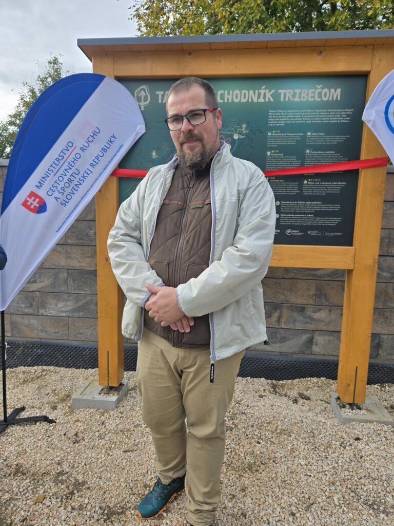 Starosta obce Zlatno Martin Zeman pri slávnostnom otvorení Tajomného chodníka Tribečom