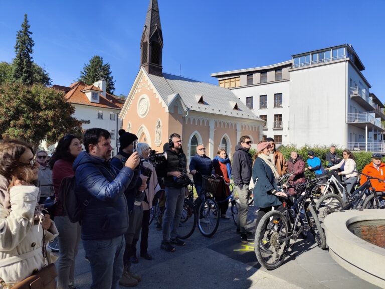 Skupina účastníkov cykloprehliadky Piešťany tvorené ženami počas Dňa architektúry 2025