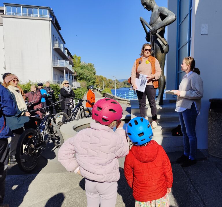 Eva Rohoňová a Lívia Gažová počas úvodného príhovoru pri soche Barlolámača na Dni architektúry v Piešťanoch 2025