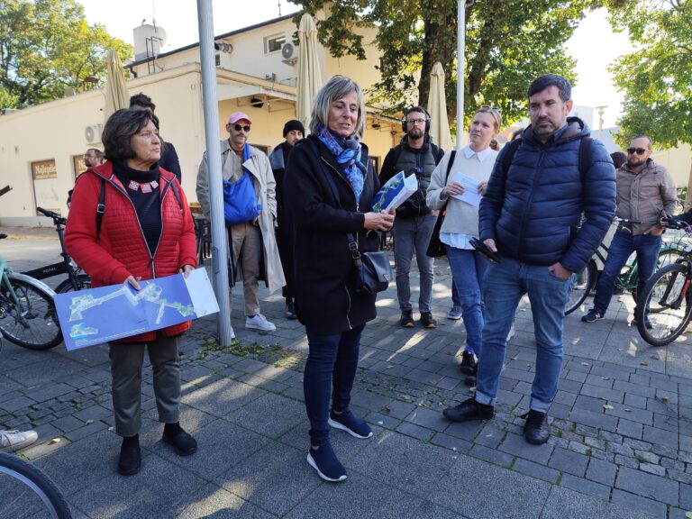 Diskusia o architektonických dielach počas cykloprehliadky v Piešťanoch