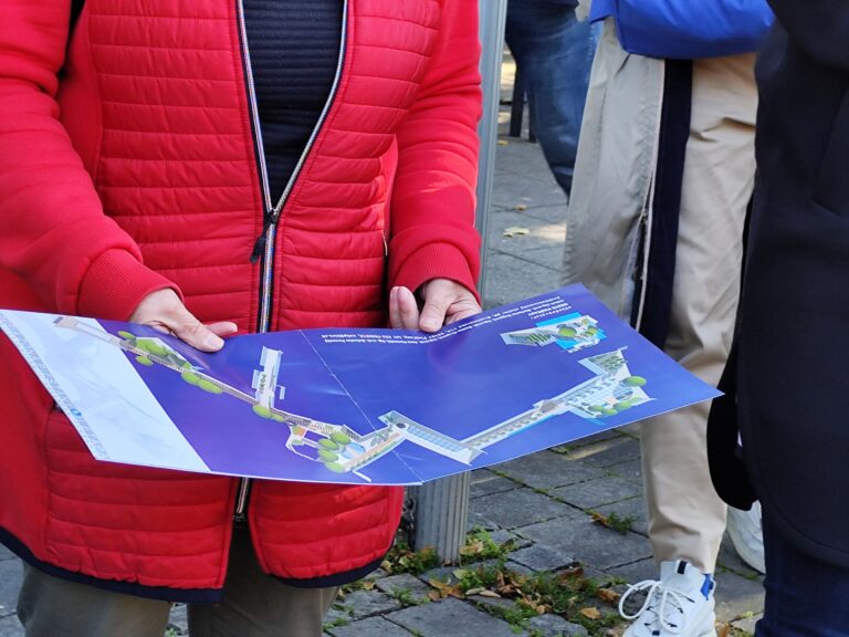 Diskusia o architektonických dielach počas cykloprehliadky v Piešťanoch