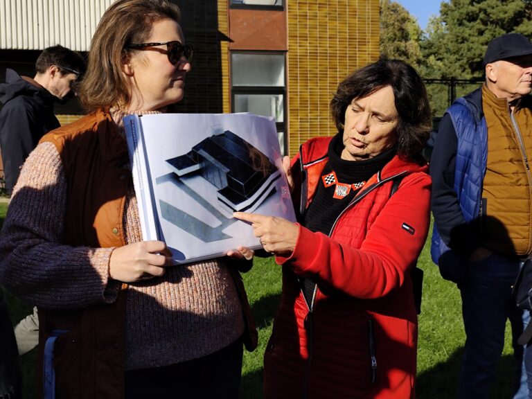 Architektky Eva Rohoňová a Marianna Bogyová počas cykloprehliadky Piešťany tvorené ženami v rámci Dňa architektúry 2025