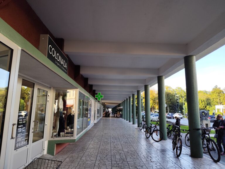 Kolonáda v Piešťanoch ako zastávka cykloprehliadky Piešťany tvorené ženami