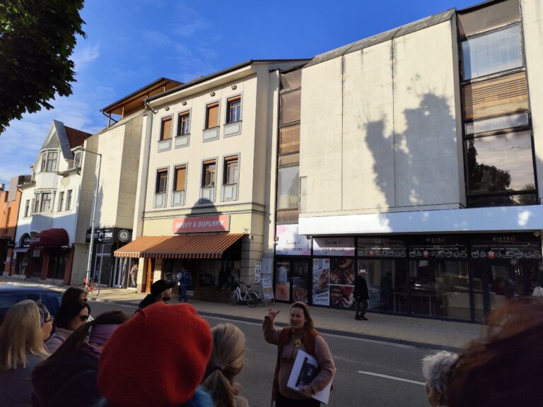 Diskusia o architektonických dielach počas cykloprehliadky v Piešťanoch