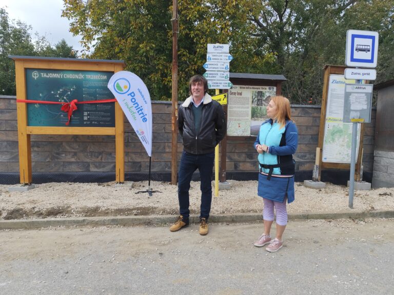 Andrej Berkes a Marta Hároniková z Nitrianskej organizácie cestovného ruchu pri slávnostnom otvorení Tajomného chodníka Tribečom.