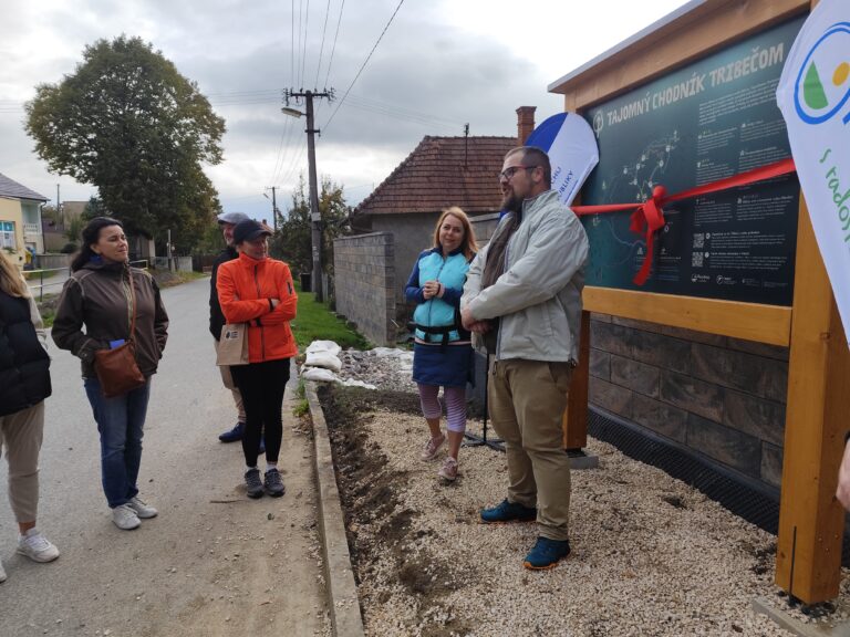 Starosta obce Zlatno Martin Zeman a Marta Hároniková z Nitrianskej organizácie cestovného ruchu pri slávnostnom otvorení Tajomného chodníka Tribečom