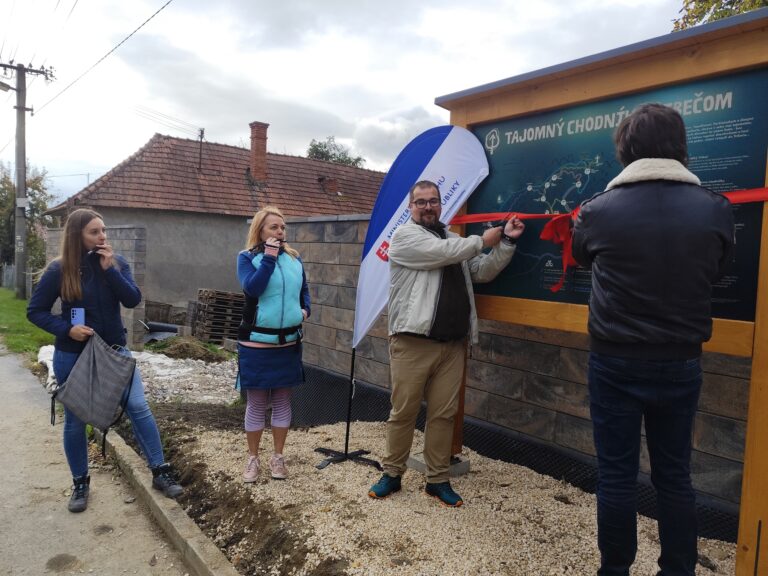 Martin Zeman a Marta Hároniková pri slávnostnom prestrihnutí pásky na otvorení Tajomného chodníka Tribečom v Zlatne