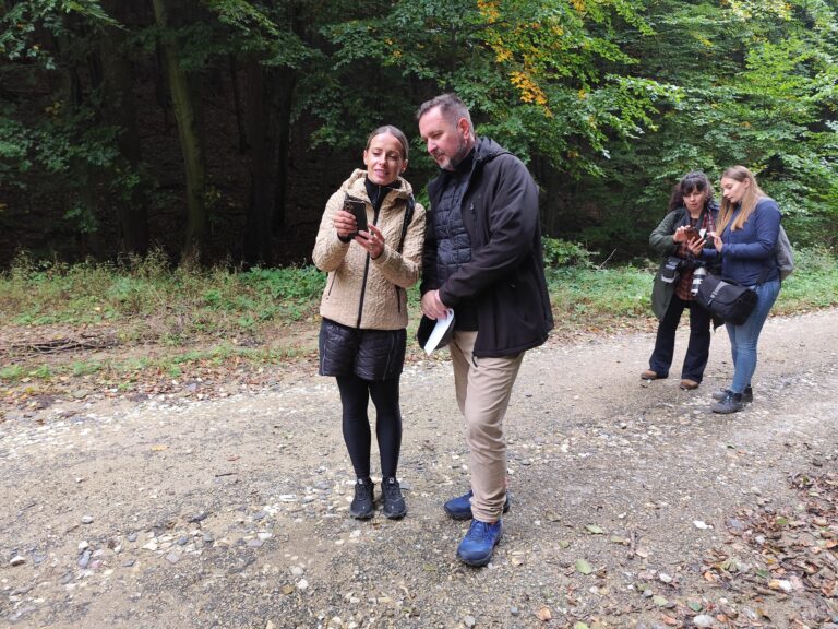 Turisti lúštia šifrovaciu hru.