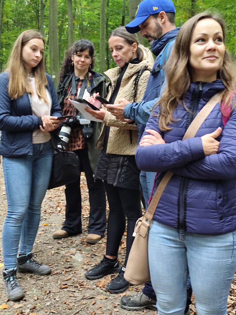 Turisti lúštia šifrovaciu hru.