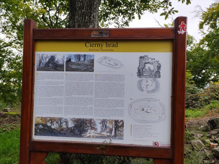 Čierny hrad v pohorí Tribeč.