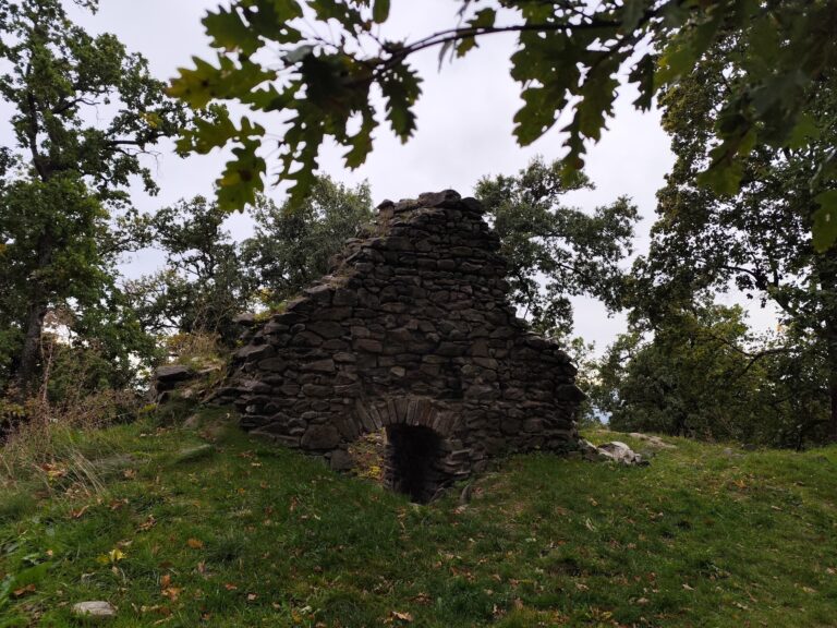 Čierny hrad, ktorý nájdete na žltej trase Tajomného chodníka Tribečom.