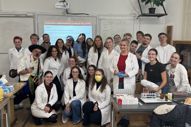 Klauni so studentami.jpg