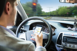 Mobil za volantom používajú aj tí, čo vedia o rizikách. Priznáva to 7 z 10 slovenských vodičov