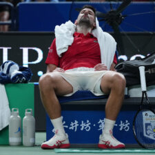 Novak Djokovič počas zápasu v Šanghaji trpel nevoľnosťou a viackrát sa zohýbal, pričom dokonca zvracal na kurte.