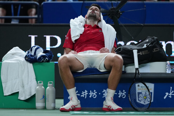 Novak Djokovič počas zápasu v Šanghaji trpel nevoľnosťou a viackrát sa zohýbal, pričom dokonca zvracal na kurte.