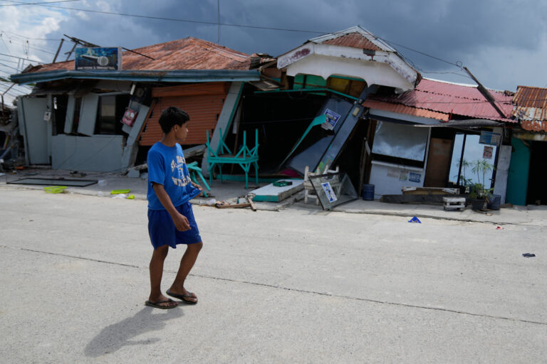 chlapec zemetrasenie poškodenie následky budovy Bogo Filipíny