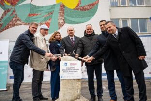 Poklepanie základného kameňa, Poliklinika Senec