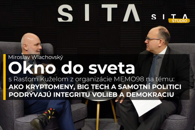 Rasťo Kužel v rozhvore s Miroslavom Wlachovským pri natáčaní video podcastu Okno do sveta v Štúdiu SITA.