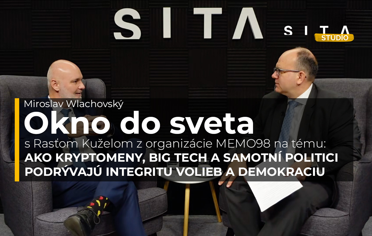 Rasťo Kužel v rozhovore s Miroslavom Wlachovským pri natáčaní video podcastu Okno do sveta v Štúdiu SITA.