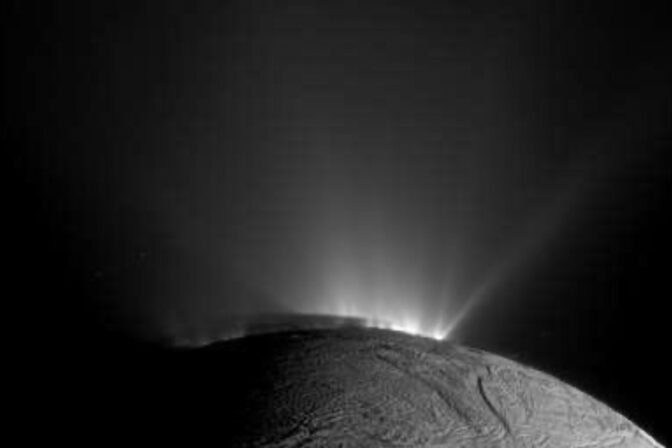Enceladus gejzír tieň